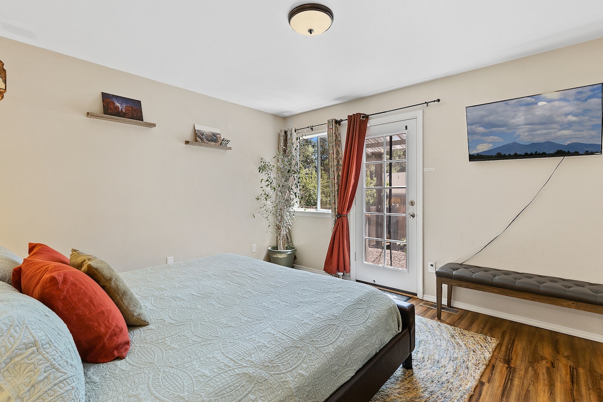 מאסטר עם גישה לחצר האחורית - מיטת קינג וטלוויזיה 42אינץ '