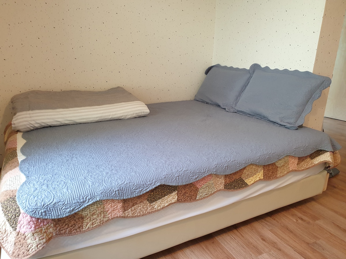 זהו חדר שינה מובנה.