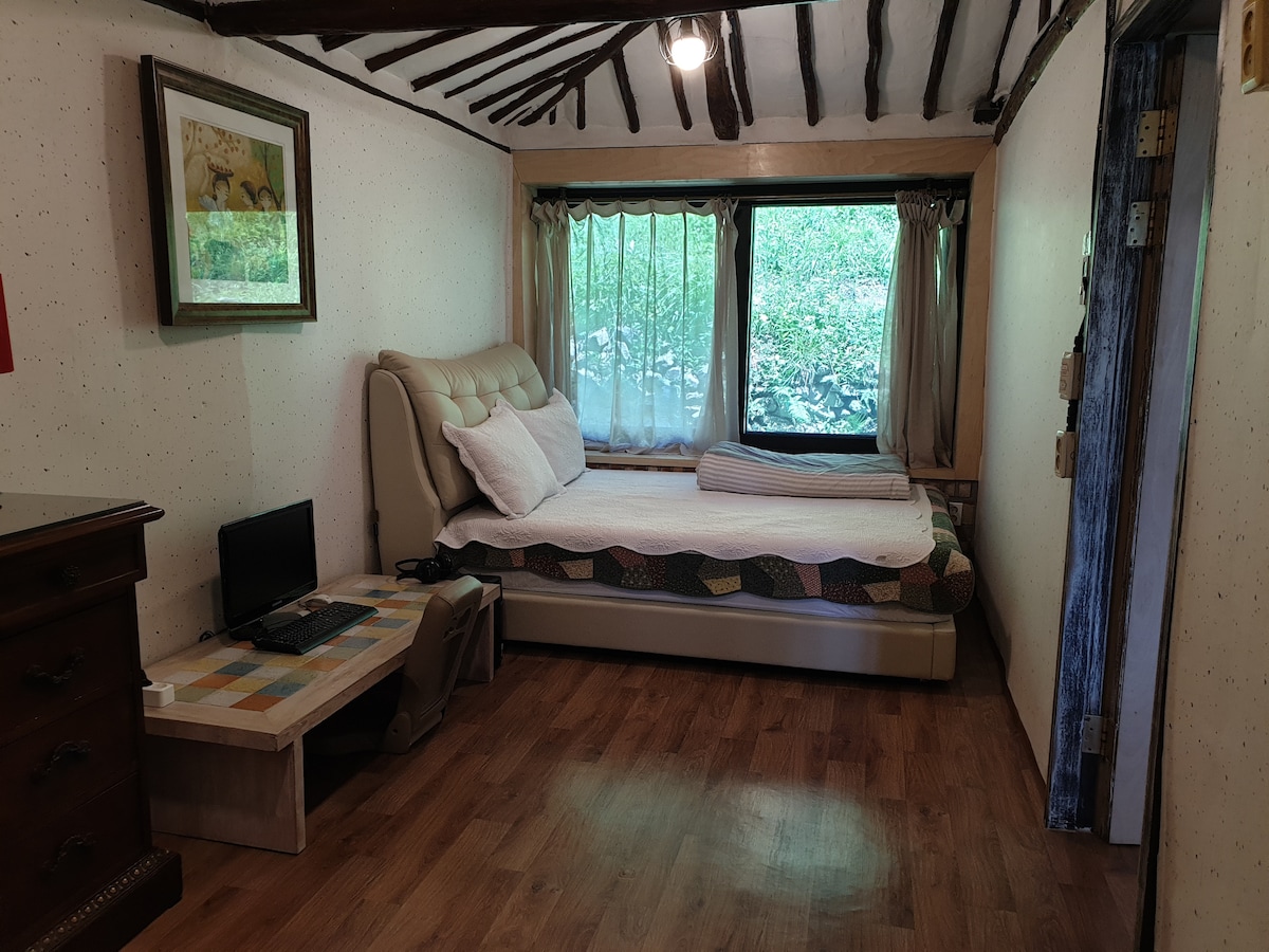 זה חדר שינה ראשי.