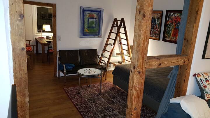 Dnevni boravak, noću udobna spavaća soba za 3. i 4. gosta. Družite se, opustite, slušajte glazbu, pijte vino ili čitajte nešto. To možete vrlo dobro doživjeti u ovoj prostoriji. Ili samo razgovor za dvoje. Ovdje ćete se osjećati ugodno.