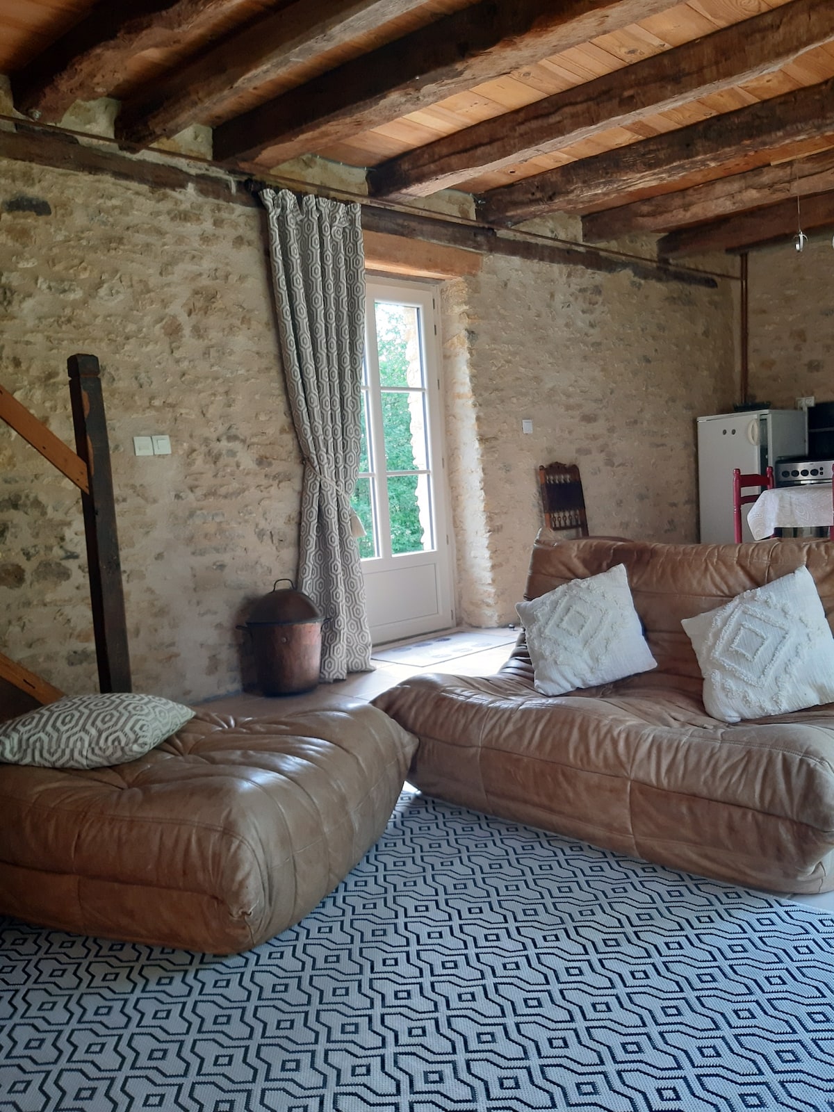 Popular Airbnb listing: Le Chai, charming cottage with pool in Montignac