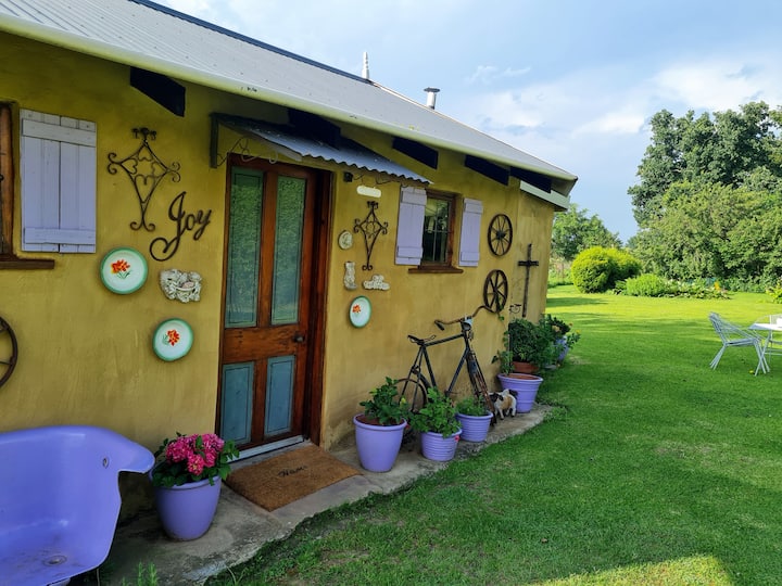 Joyspring Cottage هو كوخ منفصل لشخصين.