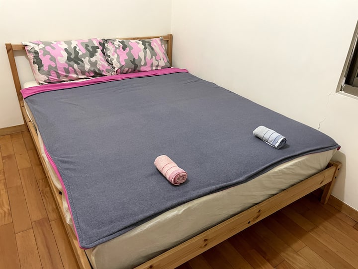 غرفة نوم خاصة مع مساحة خزانة وتكييف للهواء.