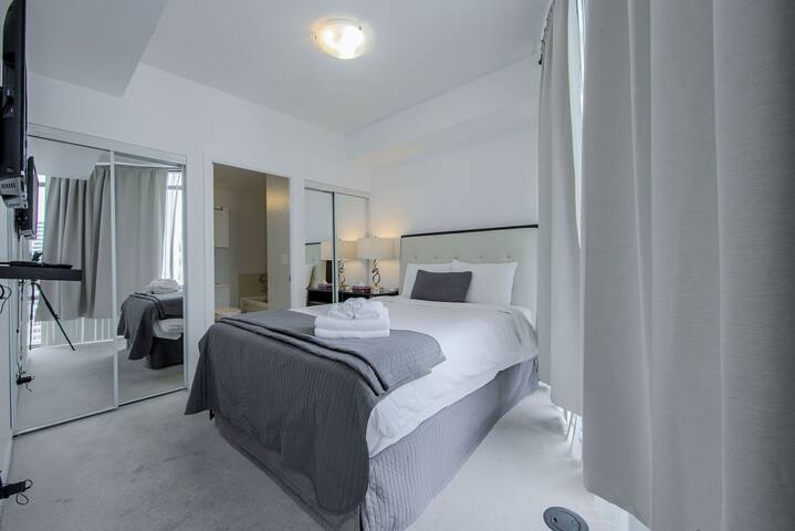 GIANT Million Dollar 2 Bdrm 2 Bath Bay St. Suite gallery image 5