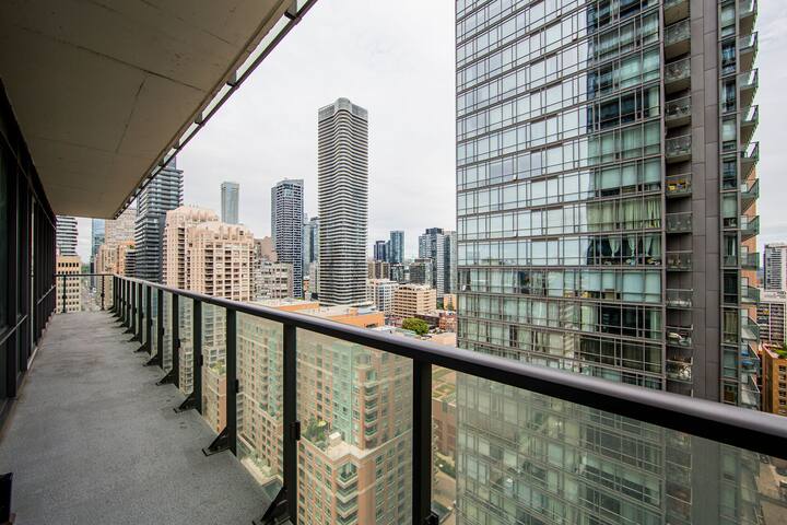 GIANT Million Dollar 2 Bdrm 2 Bath Bay St. Suite gallery image 4