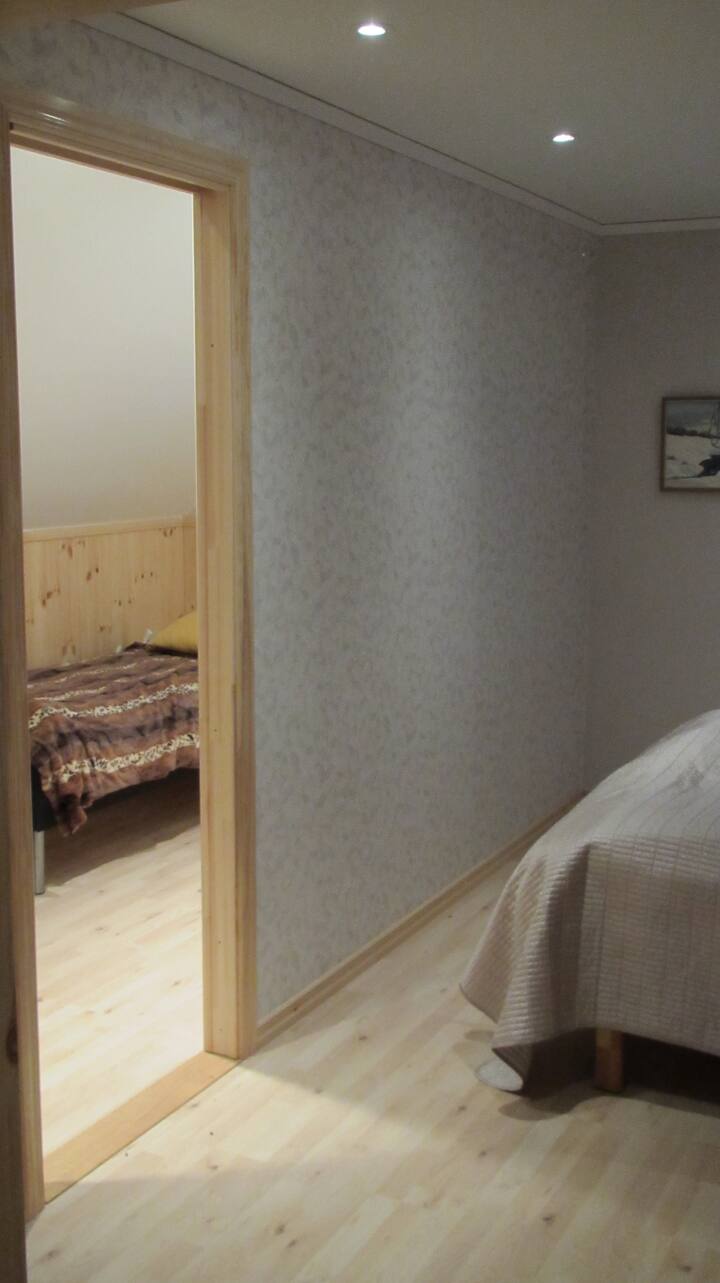 小さな寝室へのドア