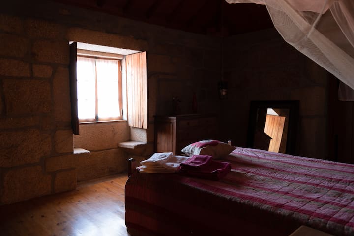 Dormitorio 1  - Cama doble con puerta de acceso al balcón