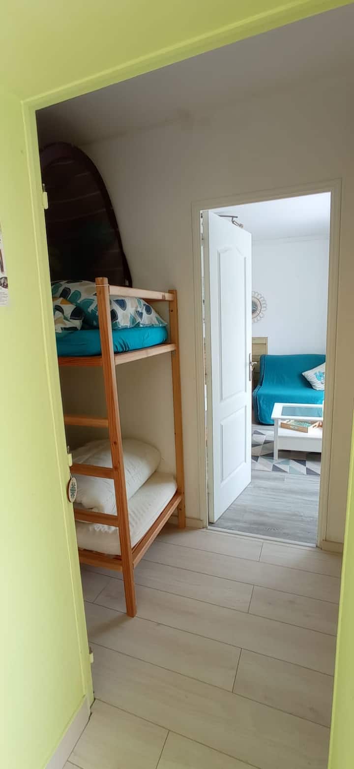 前景のお子様用の寝室。
奥の寝室とテレビエリア