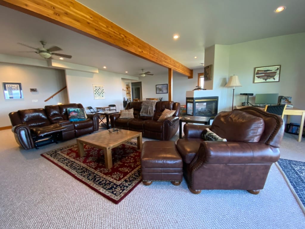 Კეთილი იყოს თქვენი მობრძანება დაბლა მდებარე შესანიშნავ ოთახში!