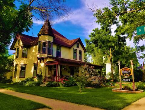 Frank Lloyd Wright Room - Steampunk Manor B & B