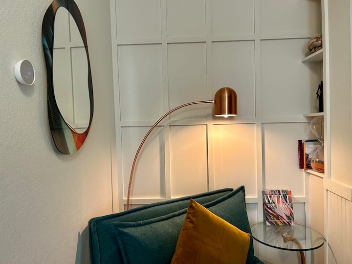 Фоайе и кът за четене с медна светлина за четене