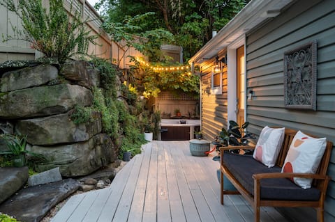 Cottage in the Trees- Walk Downtown AVL- Hot Tub