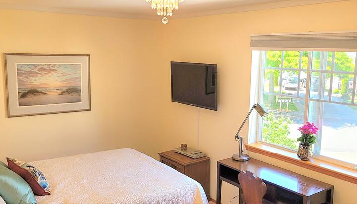 Izba s výhľadom do záhrady má viac ako 40 filmových DVD, stojany na batožinu a hrubé froté župany.