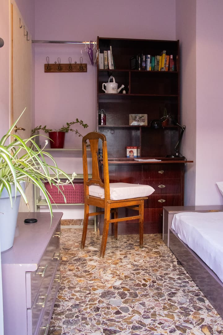 Habitación doble con acceso al balcón delantero.
