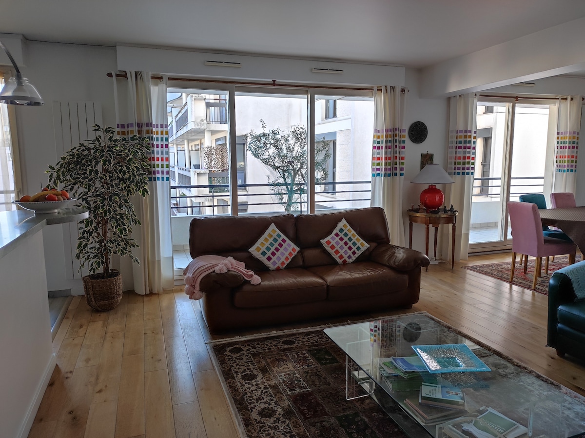 Popular Airbnb listing: Beautiful 3 Rooms 92 m2 Quiet Full Centre les Passages in Boulogne Billancourt