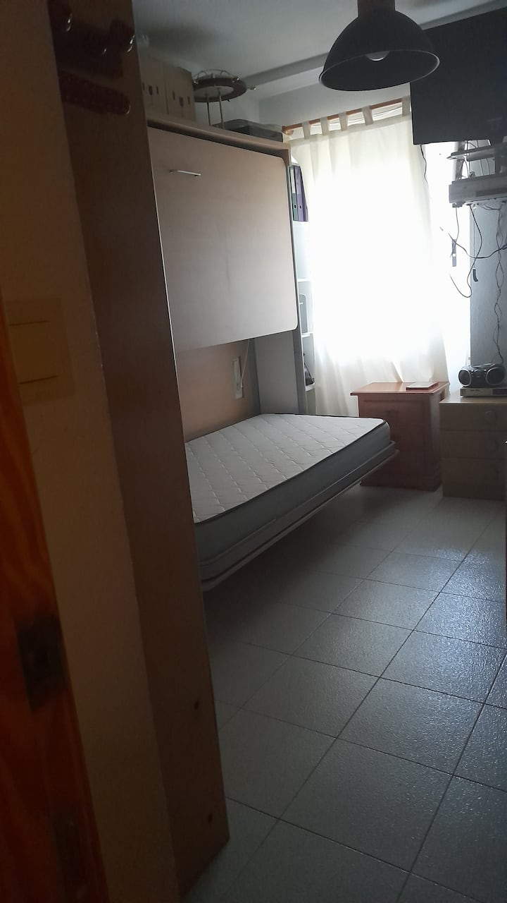 Son en total 4 camas abatibles, dos de cada lado de la pared.