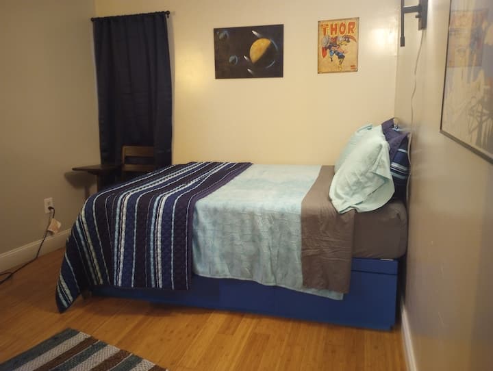 Dormitorio gris con cama matrimonial