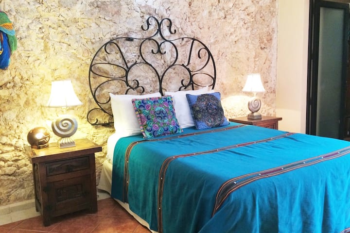 Chumba cha kulala cha bustani kilicho na bafu la chumba cha kulala na kitanda cha malkia