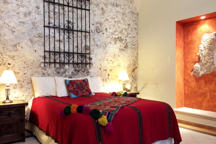 Chumba kikuu cha kulala kilicho na bafu na kitanda aina ya queen