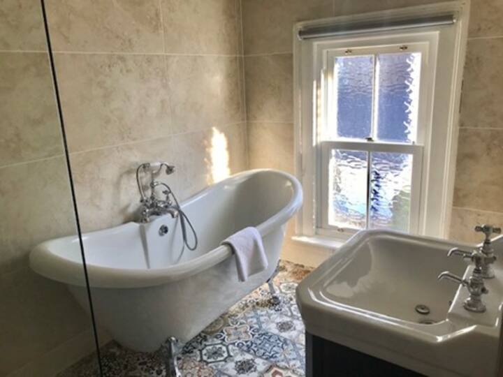 Quaint 2BD Cottage Near Botanical Gardens Cottages for Rent in Dublin