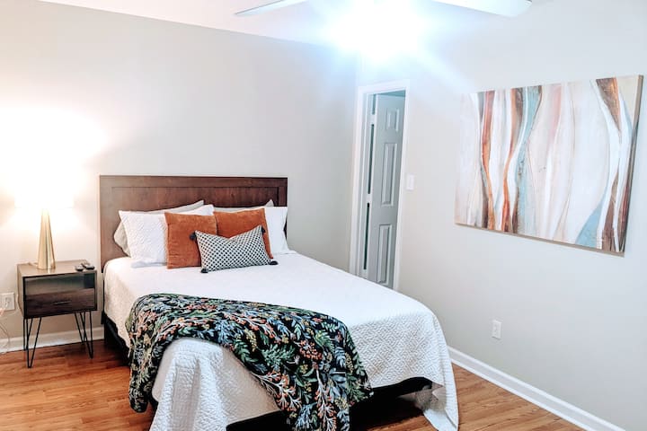 ห้องนอน 2 เตียงควีนไซส์ห้องน้ำในตัวที่ใช้ร่วมกับทางเดิน   