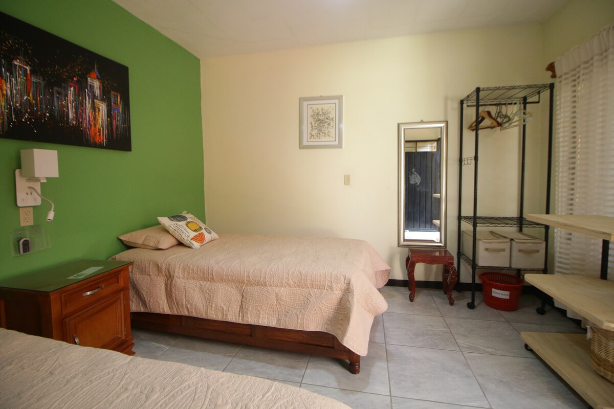 Recamara 4.两张1米宽1米宽单人床。