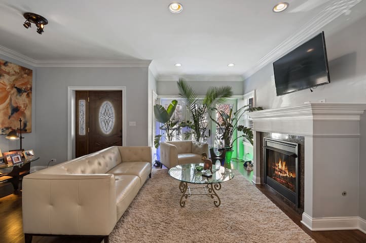 Home Near Wrigley *Free Parking & Pet Friendly!*