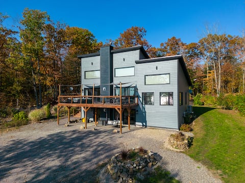 Chalet Buckingham - Waterfront with Hot Tub