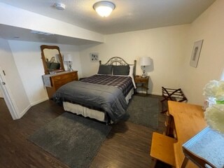 主卧配有标准双人床、梳妆台和梳妆台。床是舒适的记忆海绵床垫。