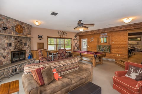 Hot tub, fishing, pool table, scenery, privacy!