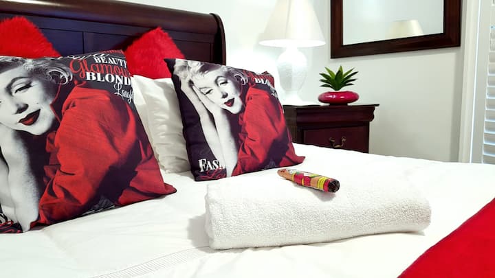 Საძინებელი ორადგილიანი საწოლით და სრული ხედით.