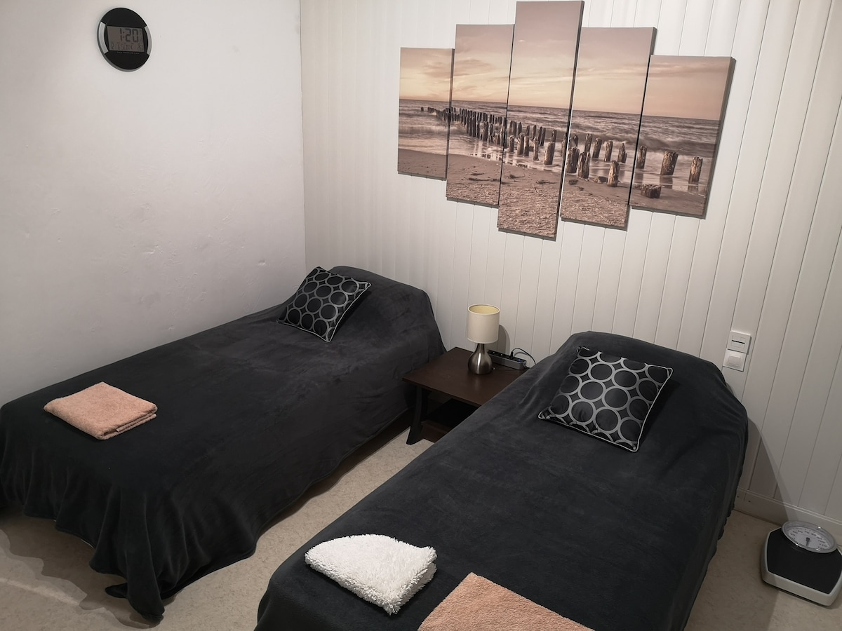 带灯的床头柜、电源板、挂钟，没有人称重