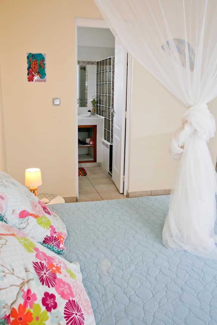 חדר השינה וחדר המקלחת של קיתירה 