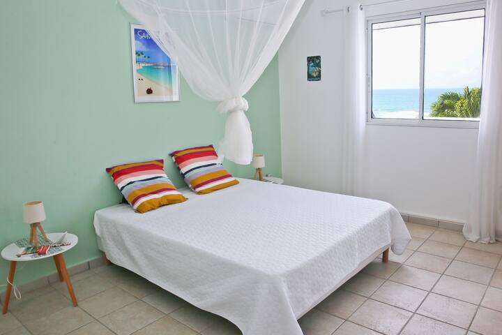 חדר שטוף שמש עם נוף לים.