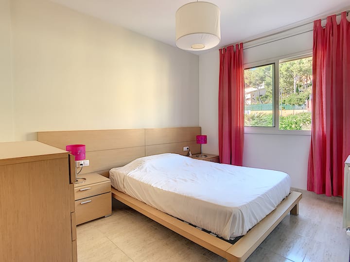 חדר שינה כפול המשקיף על הגינה הפנימית והחניה הפרטית