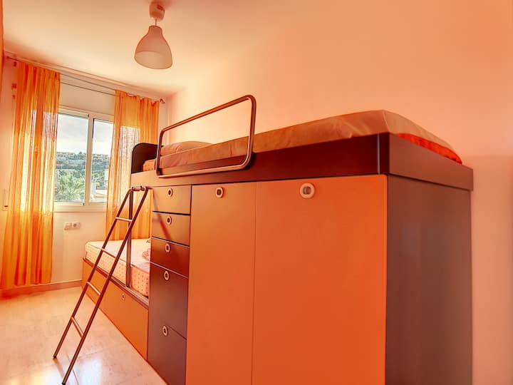 חדר ילדים המשקיף על הגינה והבריכה