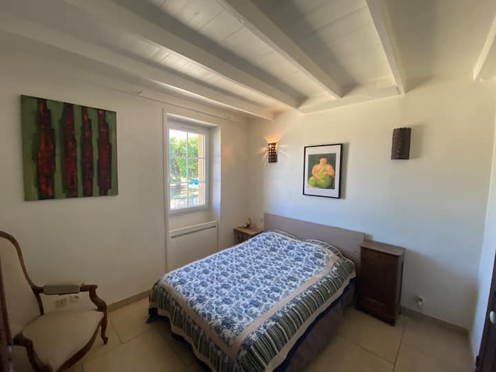 Une chambre accès direct salle de bain
