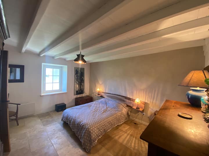 Une très grande chambre avec dressing et TV