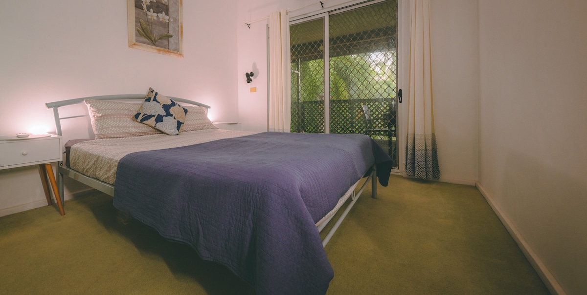 El segundo dormitorio se abre al porche con bata incorporada