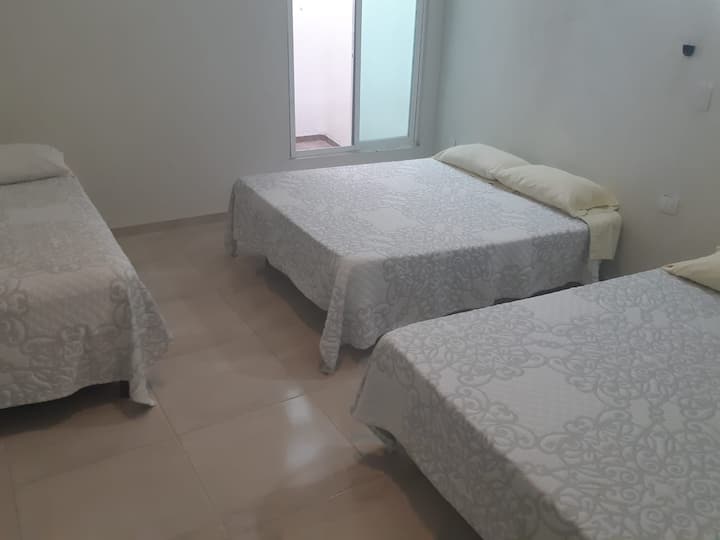 Საძინებელი 2 -2 საწოლი ქუინით და 1 ორადგილიანი