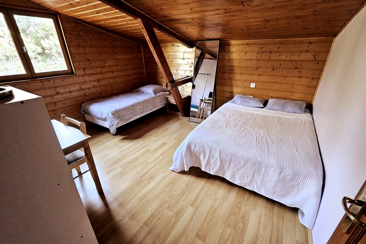 Spálňa 2 pozostávajúca z manželskej postele a jednolôžka.