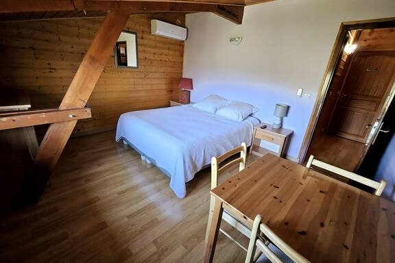 Spálňa 1 pozostávajúca z veľmi veľkej postele a veľmi pekného výhľadu.