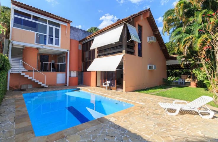 CASA BARRA-CONDOMÍNIO ESPETACULAR COM CACHOEIRINHA