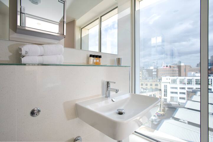 Luxury Two Bed Serviced Apartment Suite With Views gallery image 4