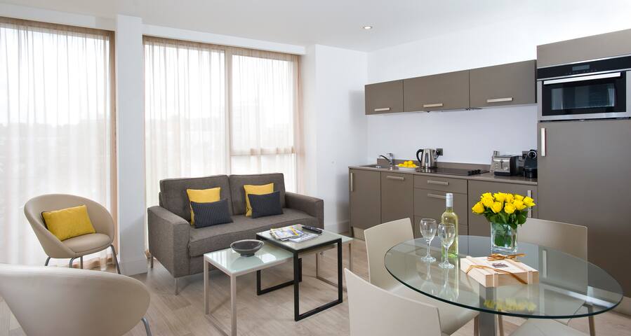 Luxury Two Bed Serviced Apartment Suite With Views gallery image 5