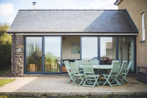 Family Beach House in Heart of Broad Haven for 14