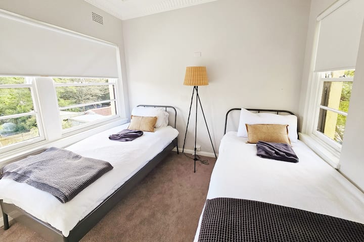 בחדר השינה השני יש שתי מיטות יחיד.