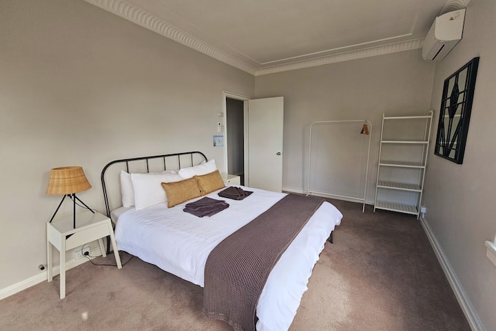 חדר שינה ראשי עם מזגן