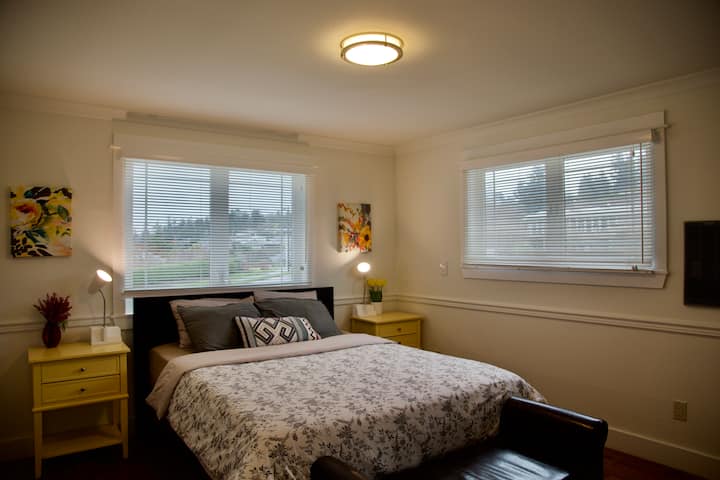 1号客房：双人床和独立浴室。 车道和前院。