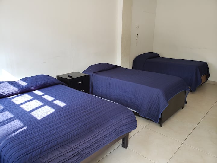 Брачен кревет, единечен кревет со кенгур (2 лица) и единечен кревет